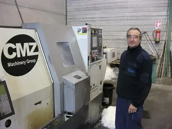 Operario junto a un torno CNC CMZ en el taller de Chem Mecanitzats